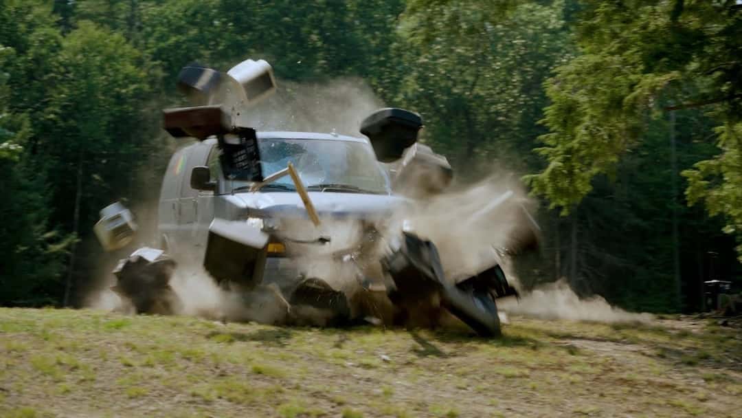 Fotograma del video oficial de «Interstate Love Affair», de Haywire: una camioneta blanca choca y despide pedazos de tierra y escombros en medio de un bosque