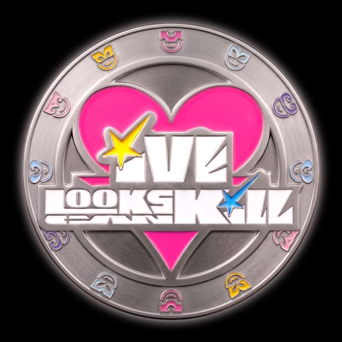 Portada de «Looks Can Kill», de IVE: una medalla plateada con un corazón rosa, el logo del grupo y el título en letras blancas con dos estrellas, sobre fondo negro