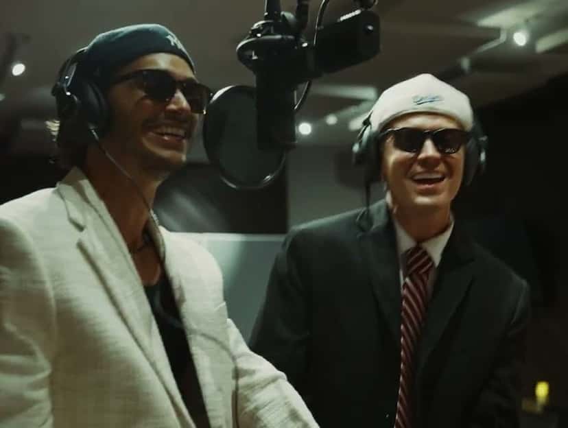 Jamie Miller y Antonio Cipriano, con anteojos de sol, cantan juntos frente a un micrófono de estudio en el video oficial de «Babydoll» (fotograma del video oficial)