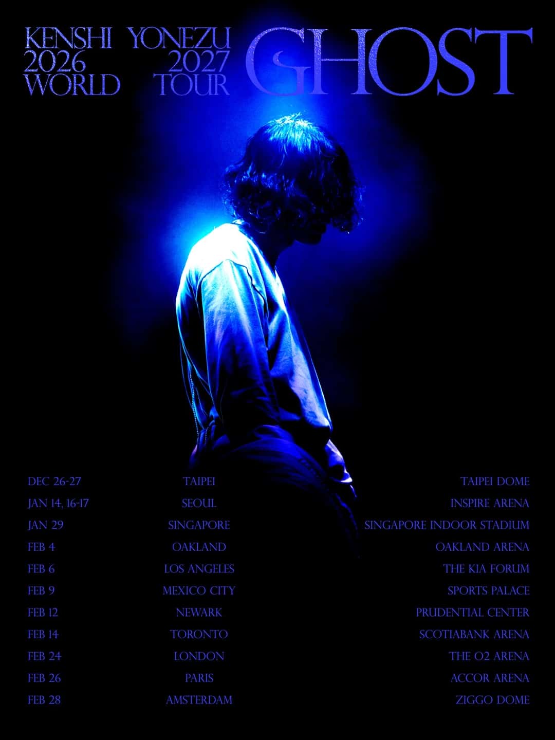 Afiche oficial de la KENSHI YONEZU 2026-2027 WORLD TOUR / GHOST: el cantante de perfil, con la cabeza gacha, iluminado por una luz azul sobre fondo negro, con la palabra GHOST arriba y la lista de fechas, ciudades y estadios abajo