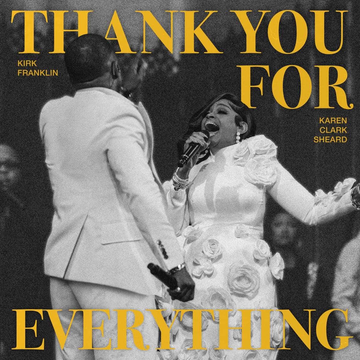 Kirk Franklin, de traje blanco y de espaldas, frente a Karen Clark Sheard, que canta con vestido blanco con flores, en la portada en blanco y negro de «Thank You For Everything (Live)»