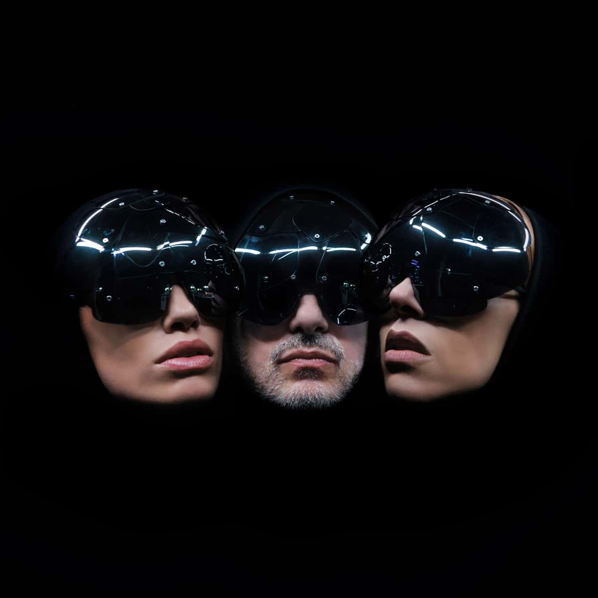 Portada de «Bailar o morir», de BOM: las caras de sus tres integrantes sobre fondo negro, con grandes cascos negros brillantes y visores oscuros que les tapan los ojos
