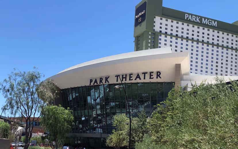 El frente del Park Theater, la sala del Park MGM que hoy se llama Dolby Live, en Las Vegas en 2019: un edificio curvo con vidrios oscuros y el cartel PARK THEATER, con la torre del hotel detrás (foto de archivo). Foto: Itsbydesign, CC BY-SA 4.0, vía Wikimedia Commons