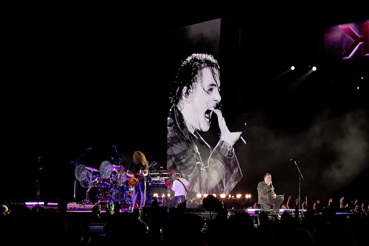 My Chemical Romance en el escenario secundario del Fenway Park de Boston, con Gerard Way en las pantallas y el público alrededor, durante la gira de The Black Parade (foto de archivo, septiembre de 2025)