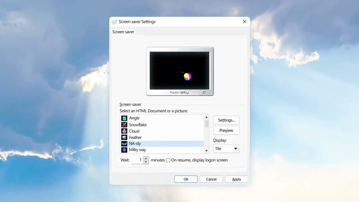 Imagen del teaser oficial «CAPTIVATED MODE: ON»: una ventana de configuración de protector de pantalla de computadora, con la opción «NA-sty» seleccionada, sobre un cielo con nubes