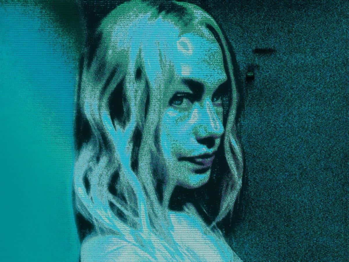 Foto de prensa oficial de Phoebe Bridgers para la etapa de "Lost Weekend": retrato de perfil, mirando por encima del hombro, con tratamiento de imagen granulado en tonos verdes y turquesa. Foto: Frank Ockenfels
