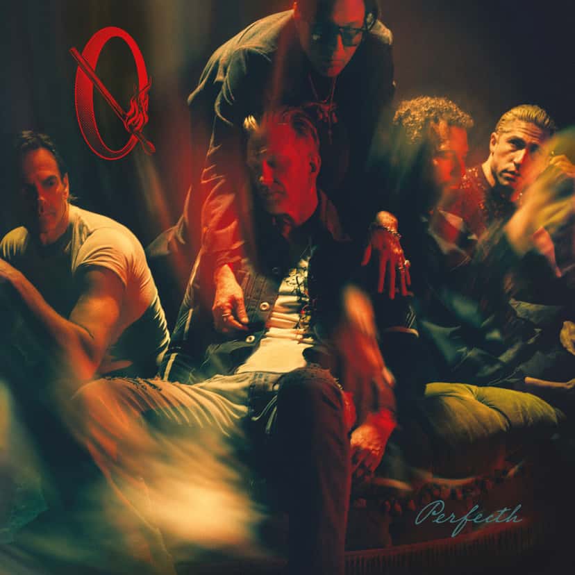 Portada oficial de «Perfecth» de Queens of the Stone Age: los integrantes de la banda, de traje oscuro y movidos, en un ambiente de luces rojas y ámbar, con la Q de la banda arriba a la izquierda