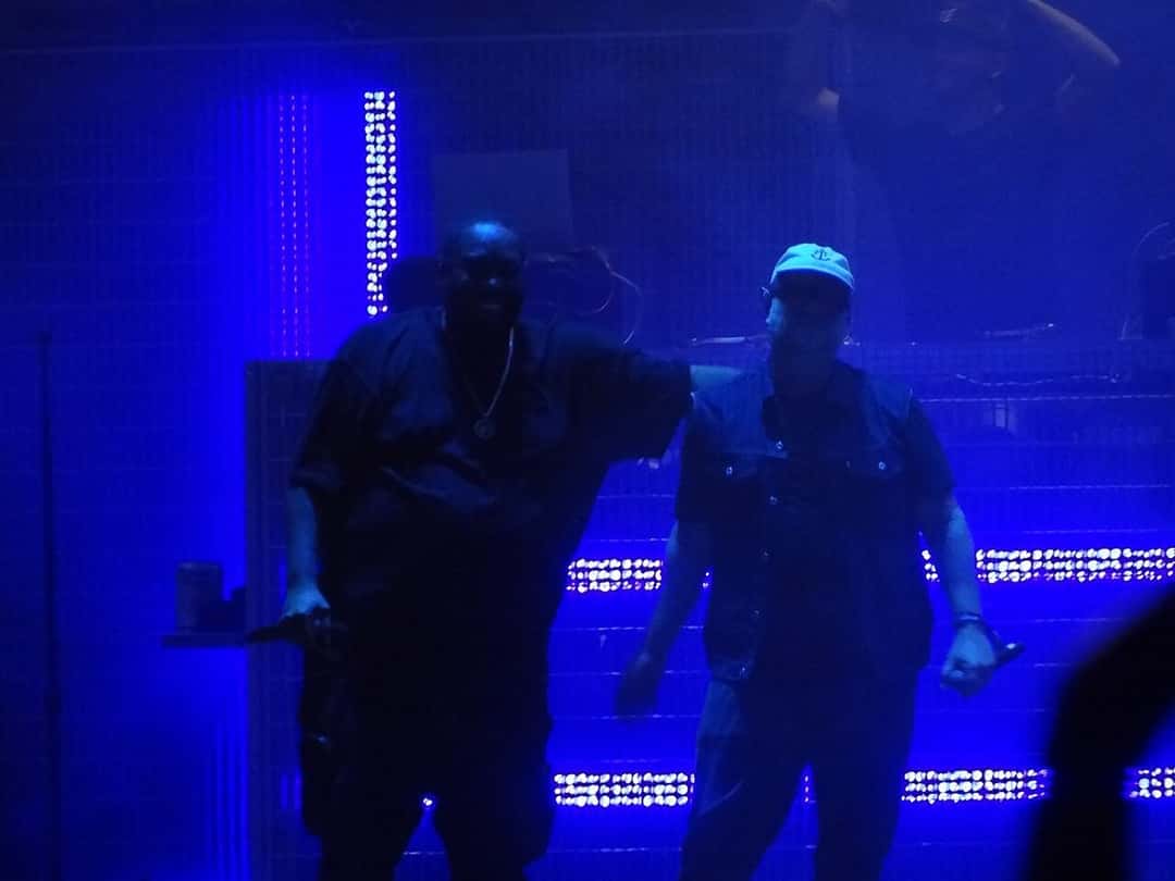 Killer Mike y El-P, uno al lado del otro, miran al público en un escenario con luces azules, en octubre de 2021 (foto de archivo). Foto: Thomson200, CC0, vía Wikimedia Commons