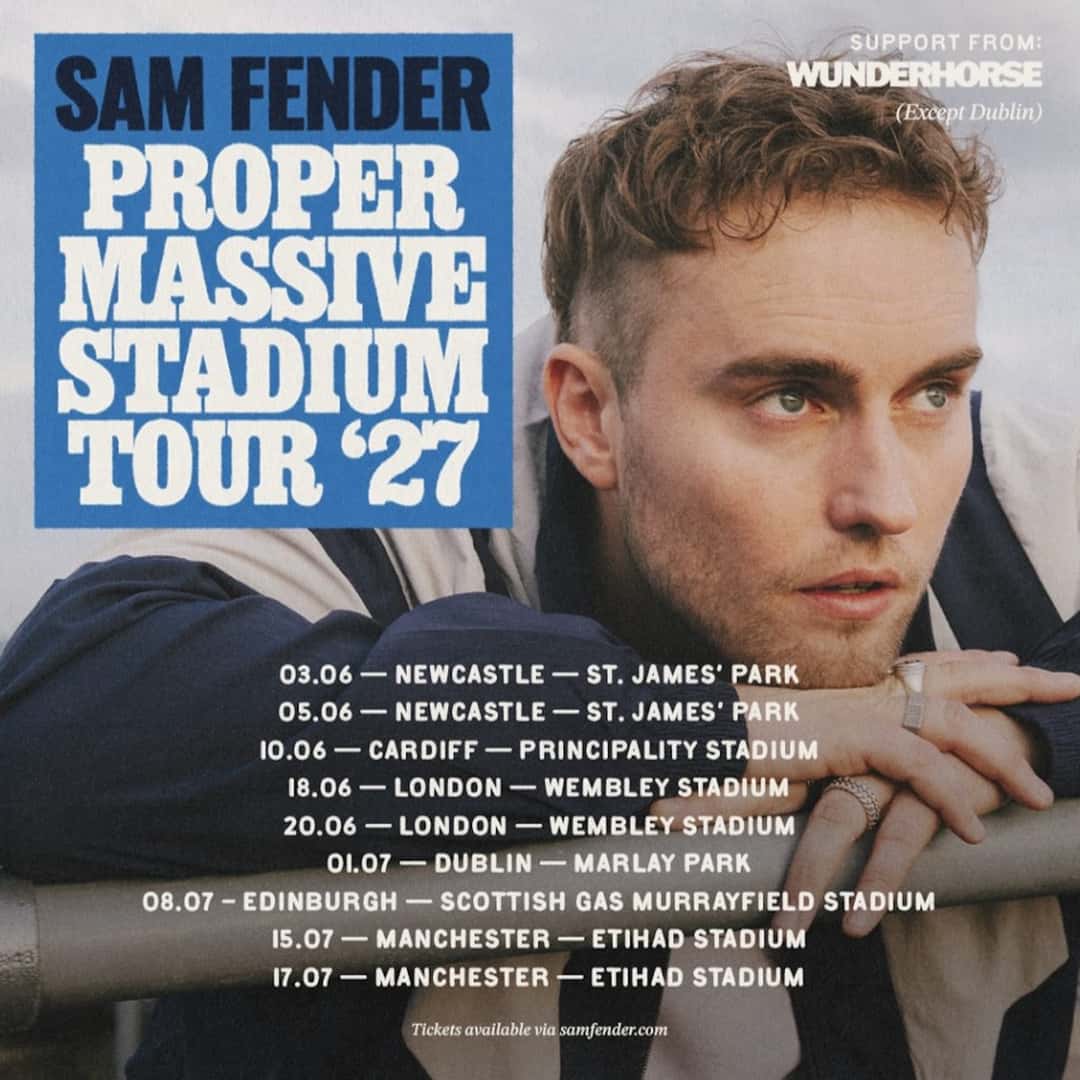 Afiche oficial del Proper Massive Stadium Tour '27 de Sam Fender: el músico apoyado en una baranda, el nombre de la gira en letras blancas sobre un recuadro azul y la lista de las nueve fechas abajo, con Wunderhorse como soporte