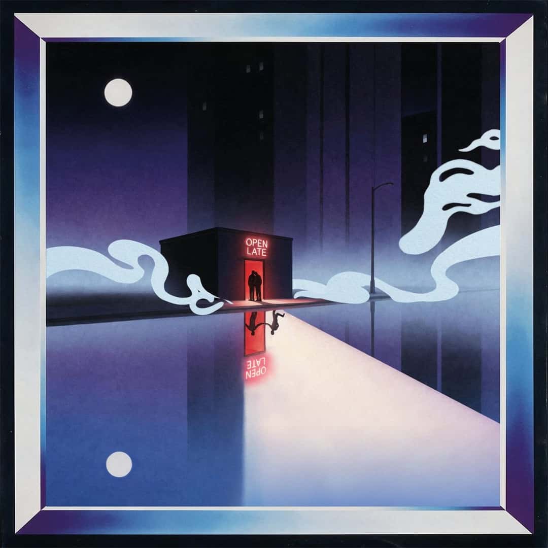 Portada oficial de «Open Late»: un local con un cartel rojo que dice OPEN LATE en medio de una calle nocturna, con humo blanco ondulante y dos lunas, dentro de un marco azul y violeta