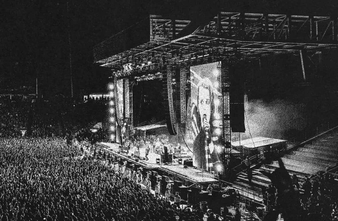Imagen oficial de Sonic Temple en blanco y negro: el escenario principal del Historic Crew Stadium de Columbus, de noche, con una pantalla gigante y una multitud que llena el campo