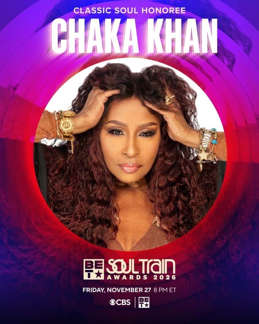 Afiche oficial de BET que anuncia a Chaka Khan como Classic Soul Honoree de los Soul Train Awards 2026: la cantante, con las manos en el pelo, dentro de un círculo sobre un fondo violeta y rojo