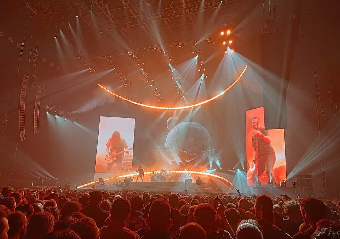 Gojira en vivo en el LDLC Arena de Lyon en 2025 (foto de archivo): el escenario con pantallas a los costados, luces naranjas y el público en primer plano. Foto: Hoolen, CC BY 4.0, vía Wikimedia Commons