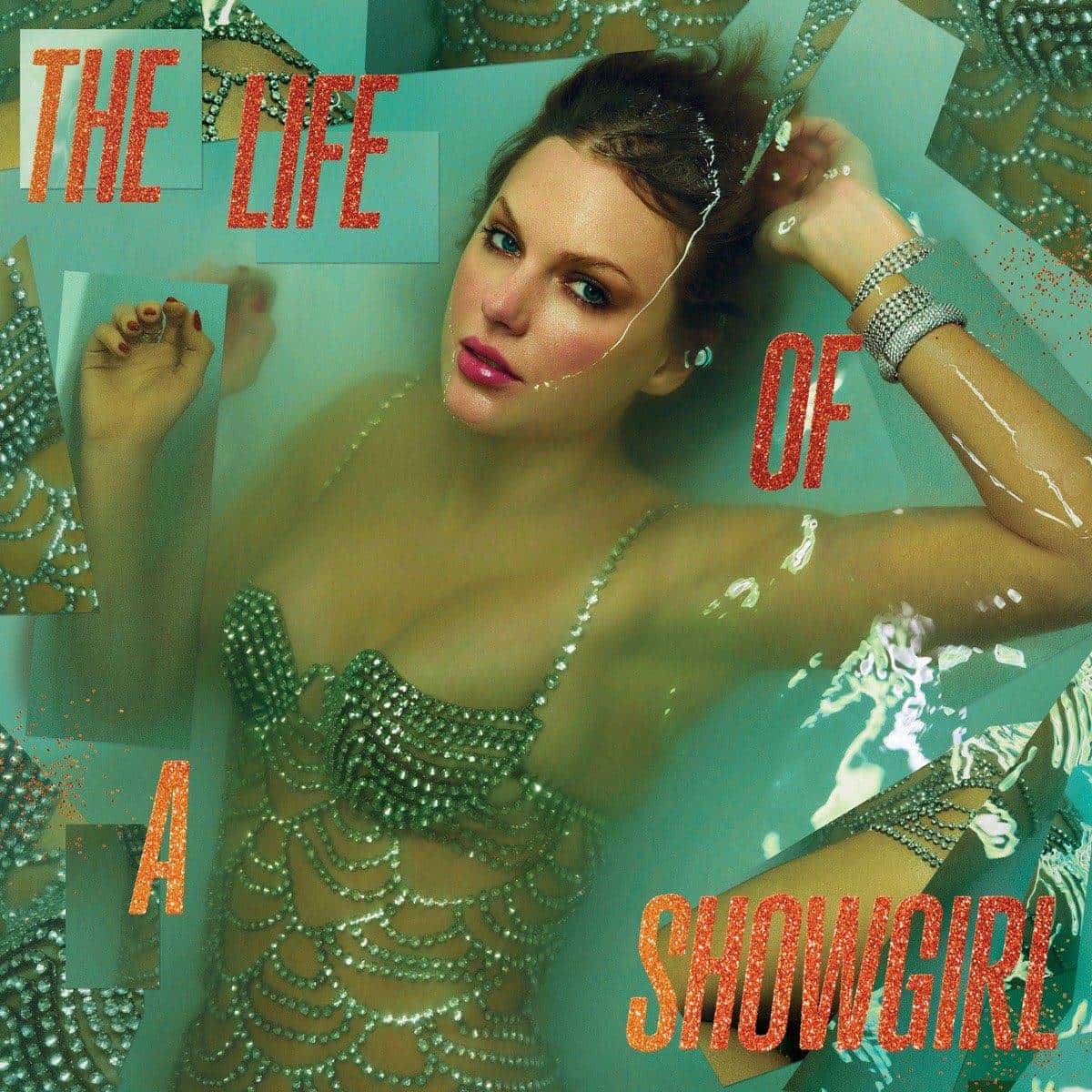 Portada oficial de "The Life of a Showgirl" de Taylor Swift: la cantante, con un body de cristales verdes, flota en agua turquesa con un brazo sobre la cabeza y pulseras brillantes, entre recortes de la misma imagen y el título en letras naranjas con brillos