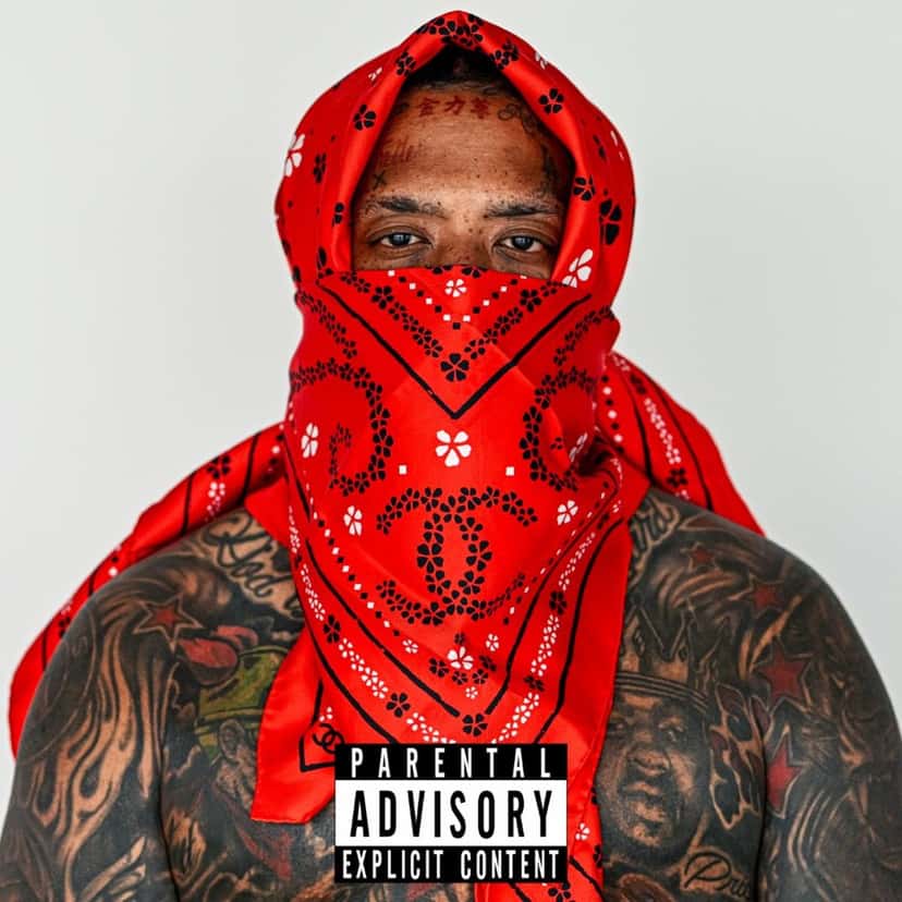 Portada oficial de «HEELMATIC» de Westside Gunn: el rapero con el torso tatuado y la cara cubierta por un pañuelo rojo con estampado de logos, sobre fondo gris, con el sello de contenido explícito