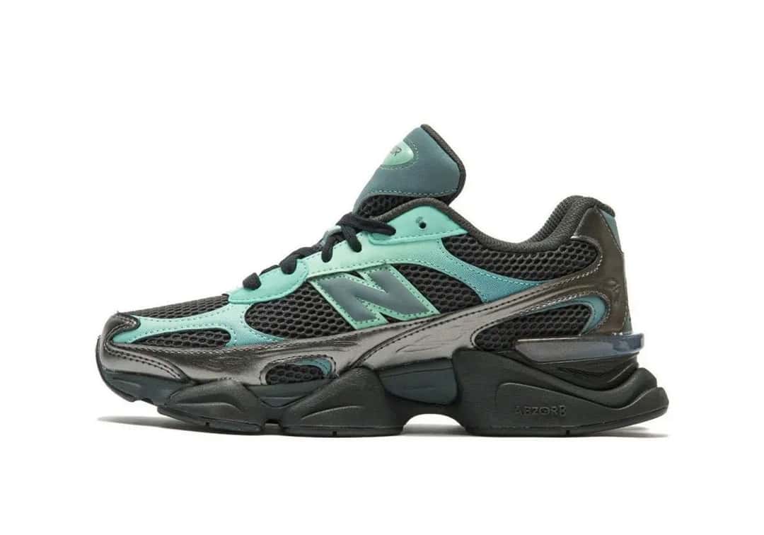 New Balance 9060 Deep End/Black Metallic de perfil, con la N verde azulada, los paneles verde agua y los refuerzos color plomo
