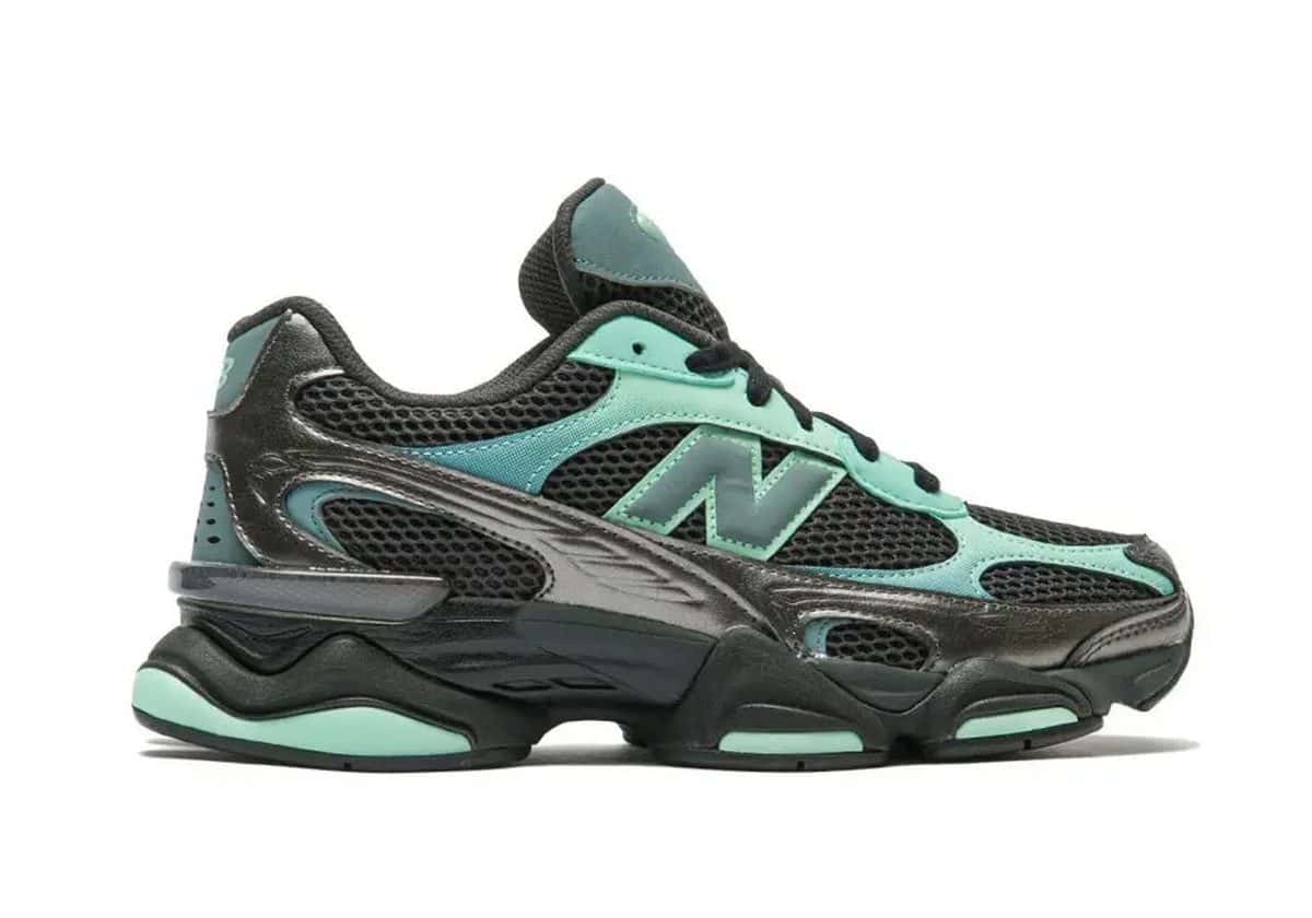 New Balance 9060 Deep End/Black Metallic de perfil, con malla negra, paneles verde agua, refuerzos color plomo, la N grande verde azulada y la suela negra, sobre fondo blanco
