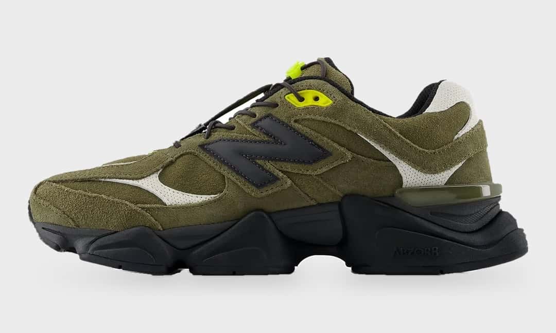 Lado interno del New Balance 9060 Trail verde oliva sobre fondo gris claro, con la traba de los cordones en verde flúor sobre la lengüeta, la N negra, gamuza verde en todo el upper y la suela negra con relieve
