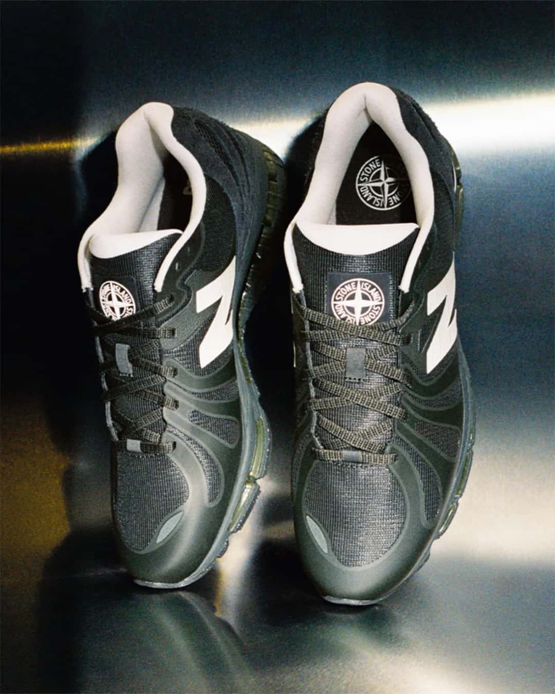 Vista del par Stone Island x New Balance 1890