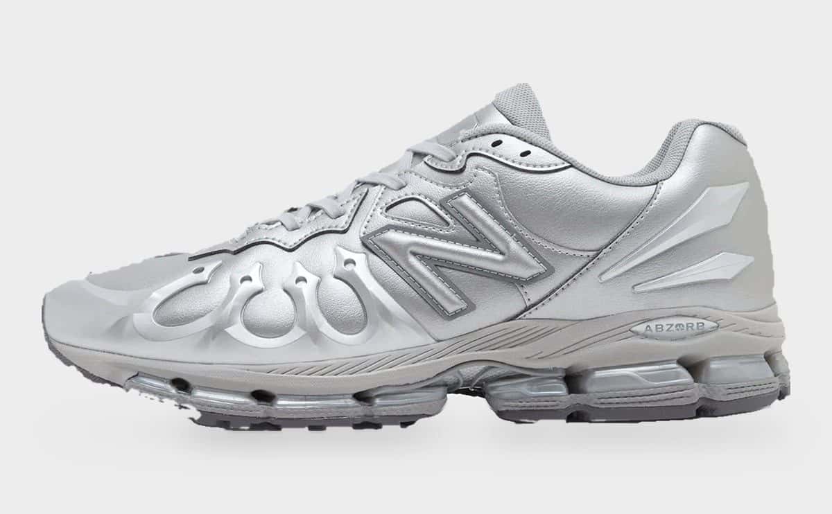 New Balance 1890 Liquid Metal de perfil en plateado cromado, con la N en relieve y refuerzos curvos en la puntera, sobre fondo gris claro