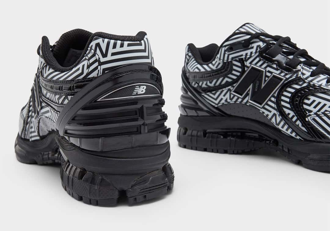 Talón de la New Balance 1954R Dazzle Camo con el contrafuerte negro, junto a la otra zapatilla vista de costado