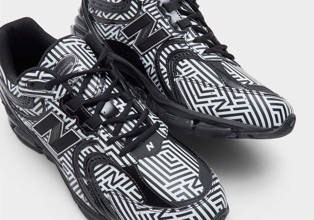 Primer plano del par de New Balance 1954R Dazzle Camo, con el estampado de líneas cruzadas, los cordones negros y el logo N sobre la lengüeta