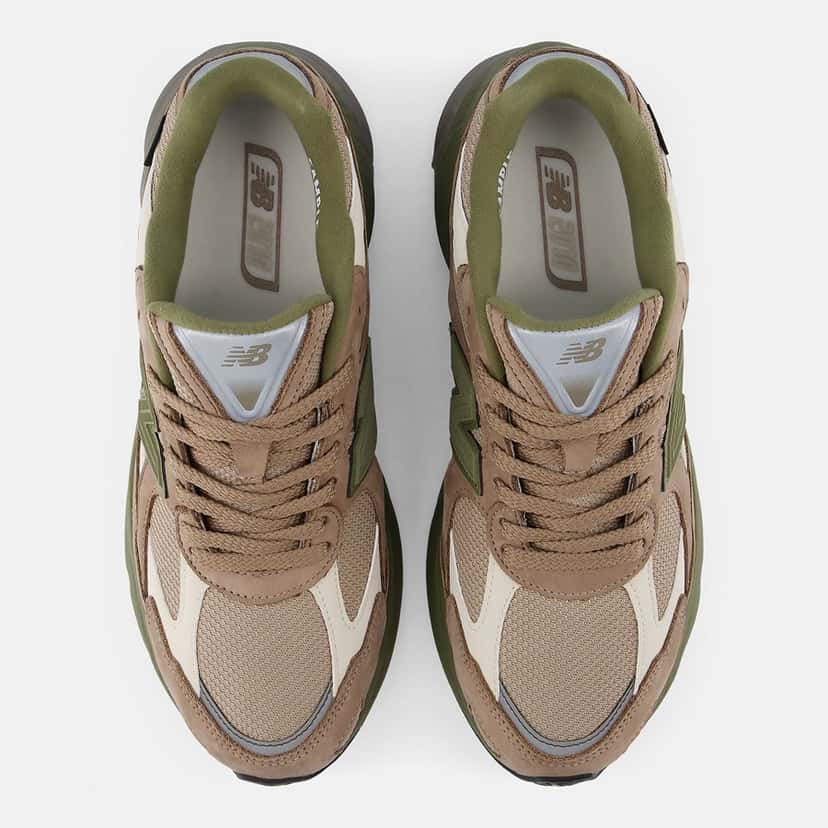 Par de New Balance 2010 GORE-TEX Light Mushroom visto desde arriba, con la lengüeta verde oliva y los cordones beige