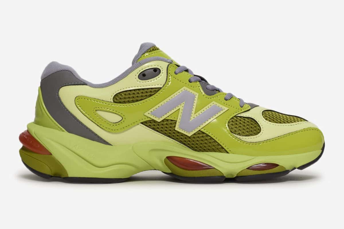 New Balance 983 Field Green Fennel Seed de perfil sobre fondo blanco, con malla verde oliva, piezas brillantes en verde claro, la N gris y los pods rojos en la suela