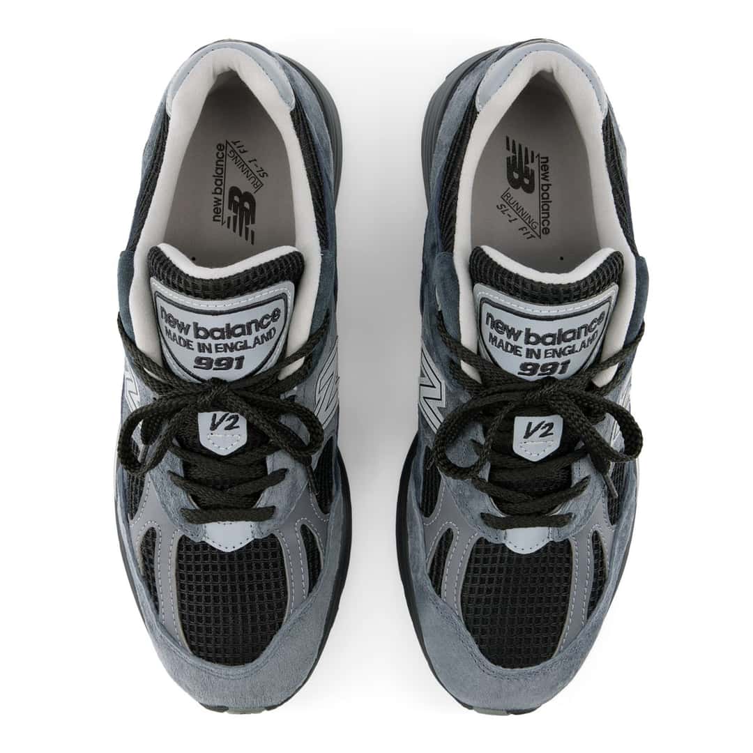 New Balance 991v2 Made in UK Turbulence vistas desde arriba, con la etiqueta Made in England en la lengüeta y la placa V2 en los cordones