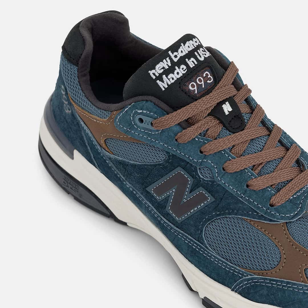 Detalle de la puntera y la lengüeta de la New Balance 993 Made in USA Shadow Blue, con la gamuza azul, la N y la malla