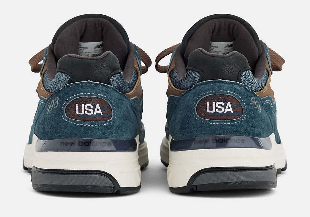 Talones de la New Balance 993 Made in USA Shadow Blue, con el parche USA en blanco sobre bordó y la entresuela clara