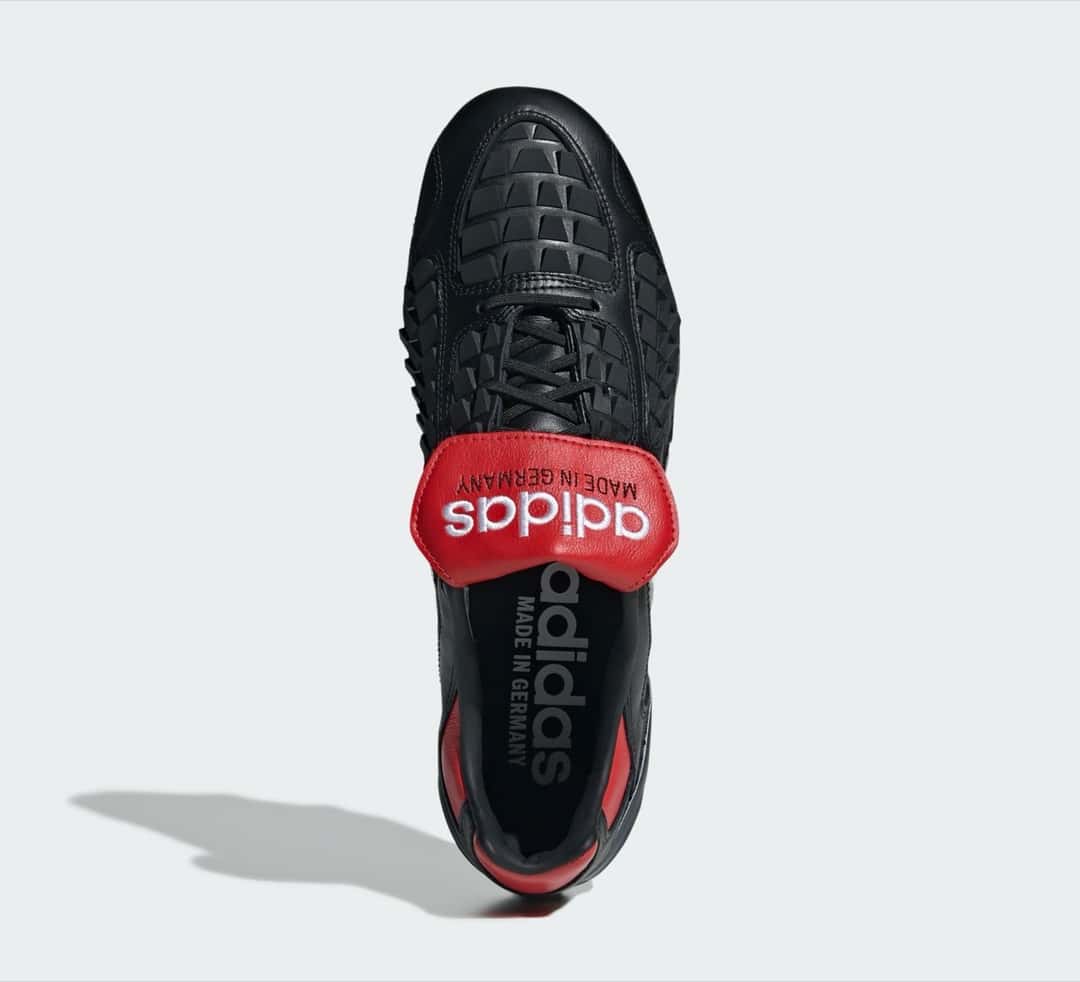 Vista desde arriba del adidas Predator Touch reedición 2026, con la lengüeta roja y la plantilla con el logo de adidas