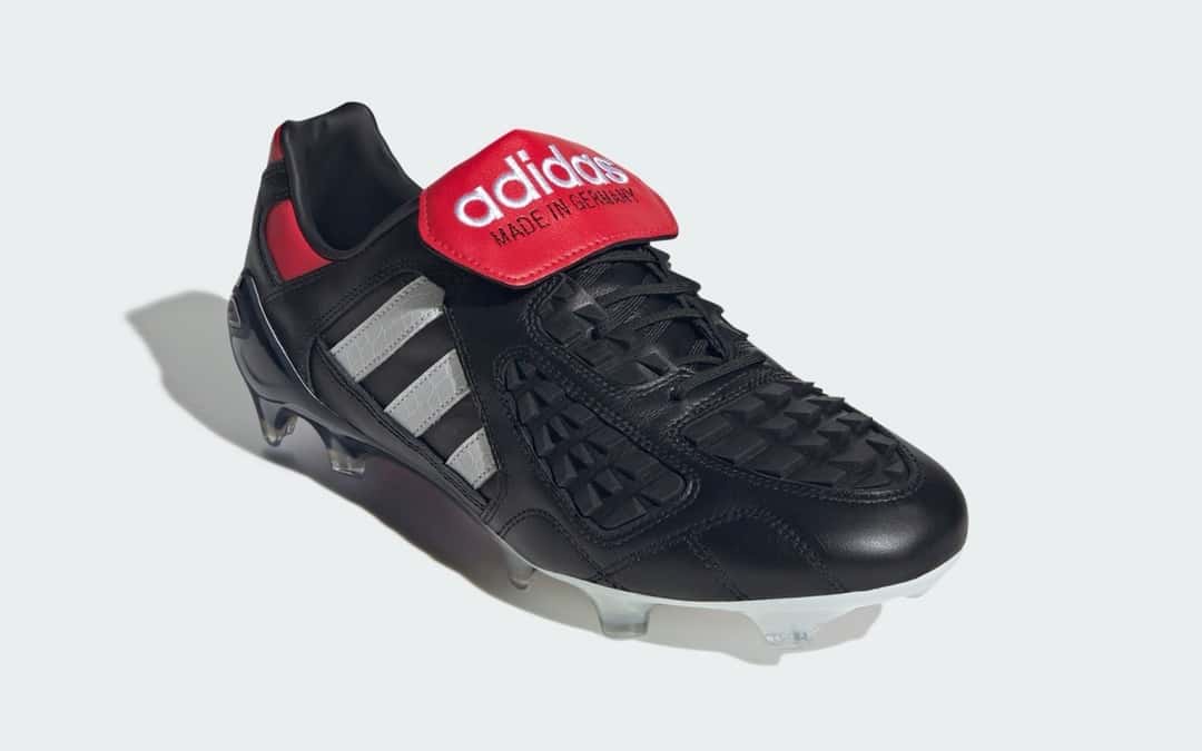 adidas Predator Touch reedición 2026 de frente, con la lengüeta roja levantada y las aletas de goma sobre el empeine