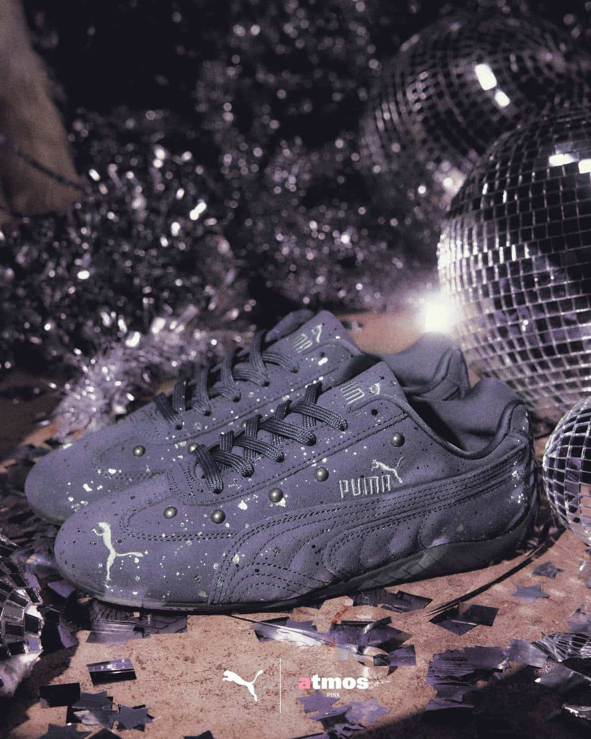 PUMA Speedcat atmos pink Mirror Ball azul marino con salpicado de glitter plateado, entre bolas de espejos y papel picado