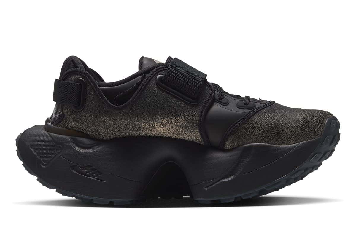 Melitta Baumeister x Nike Rift Rocker negra de perfil, con cuero gastado, una tira sobre el empeine y una suela negra gruesa y curva, sobre fondo blanco