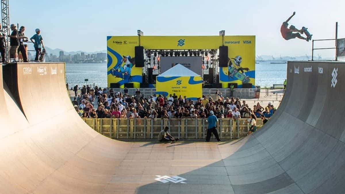 Un skater vuela por encima del borde de una rampa vertical de madera frente al público y un escenario del Banco do Brasil junto al mar, en una fecha anterior del Vert Battle (foto de archivo)