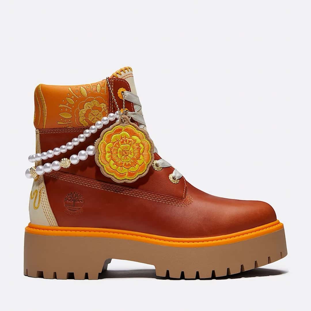 Timberland Stone Street Platform 6-Inch Día de Muertos de cuero marrón con tiras de perlas, cuello bordado en dorado y plataforma con franja naranja