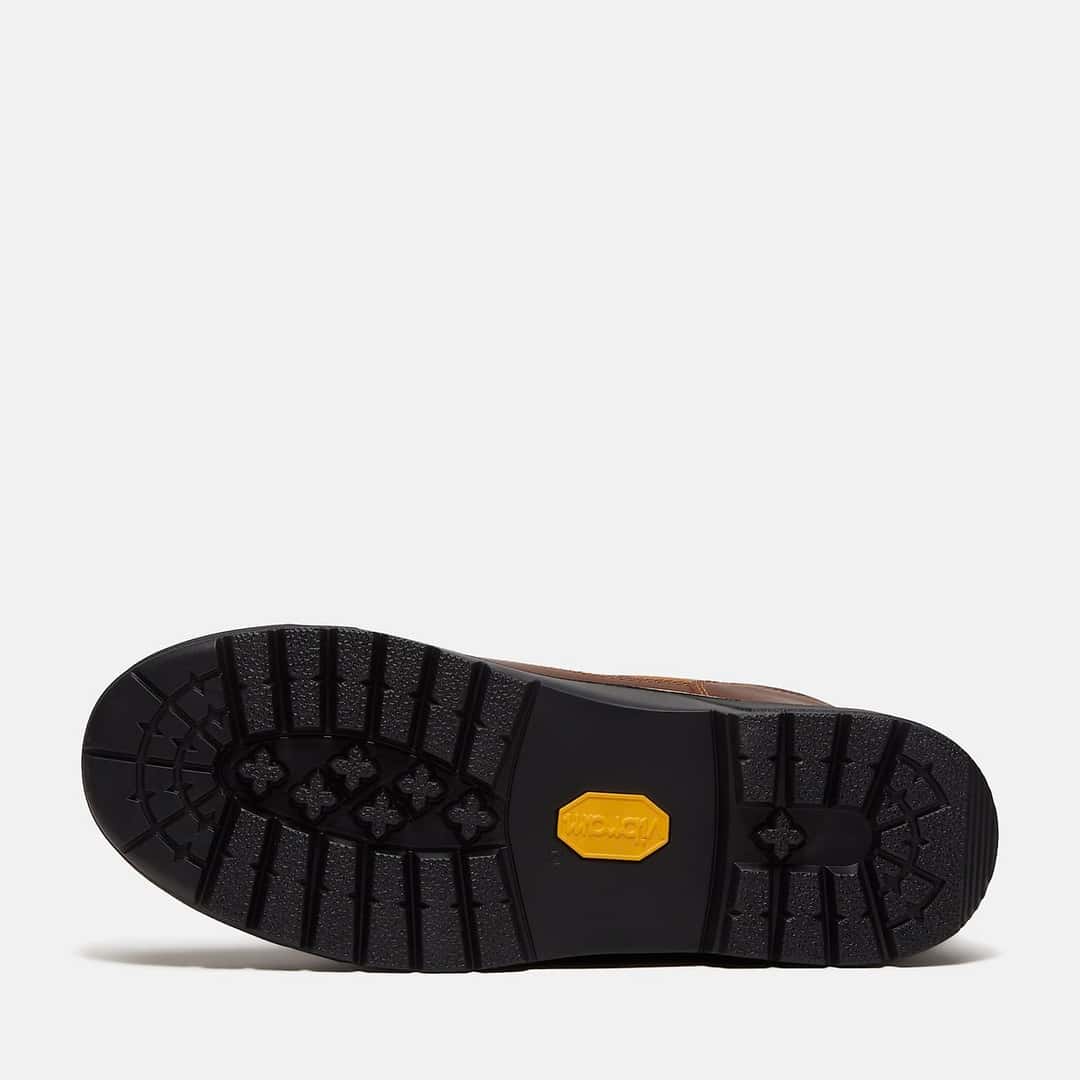 Suela Vibram negra de la Timberland Field Boot con GORE-TEX, con tacos profundos y el logo amarillo de Vibram en el centro