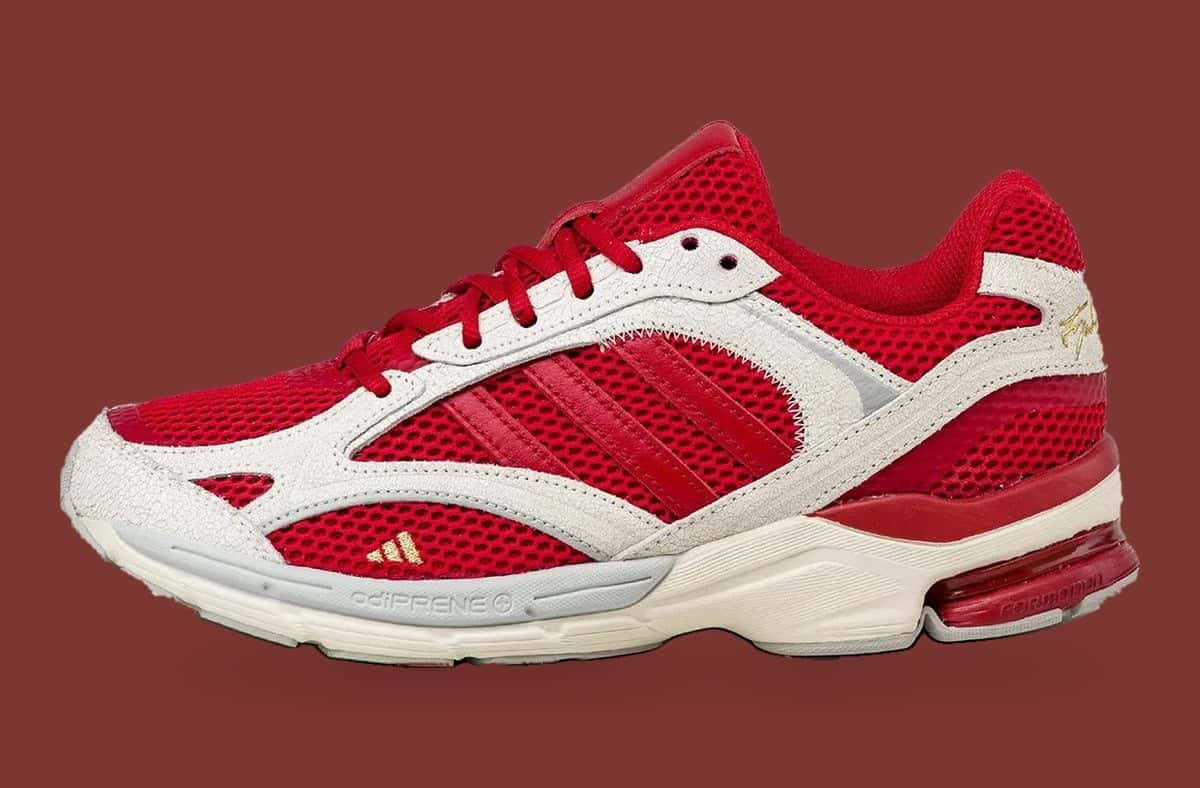 Tyrrell Winston x adidas Spiritain 2000 de perfil sobre fondo bordó, con malla roja, capas color crema, Three Stripes rojas, logo dorado y mediasuela blanca