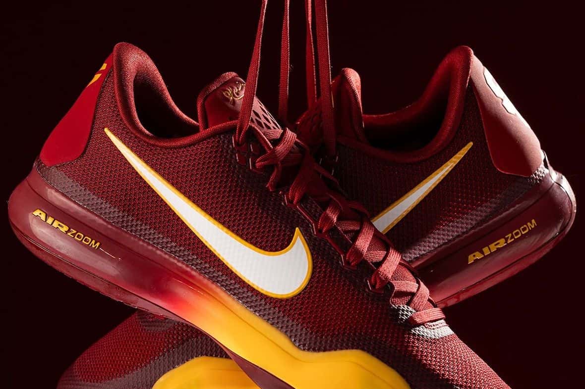 Nike Kobe 10 Protro bordó de USC con Swoosh blanco y media suela que pasa del amarillo al bordó, colgada de los cordones