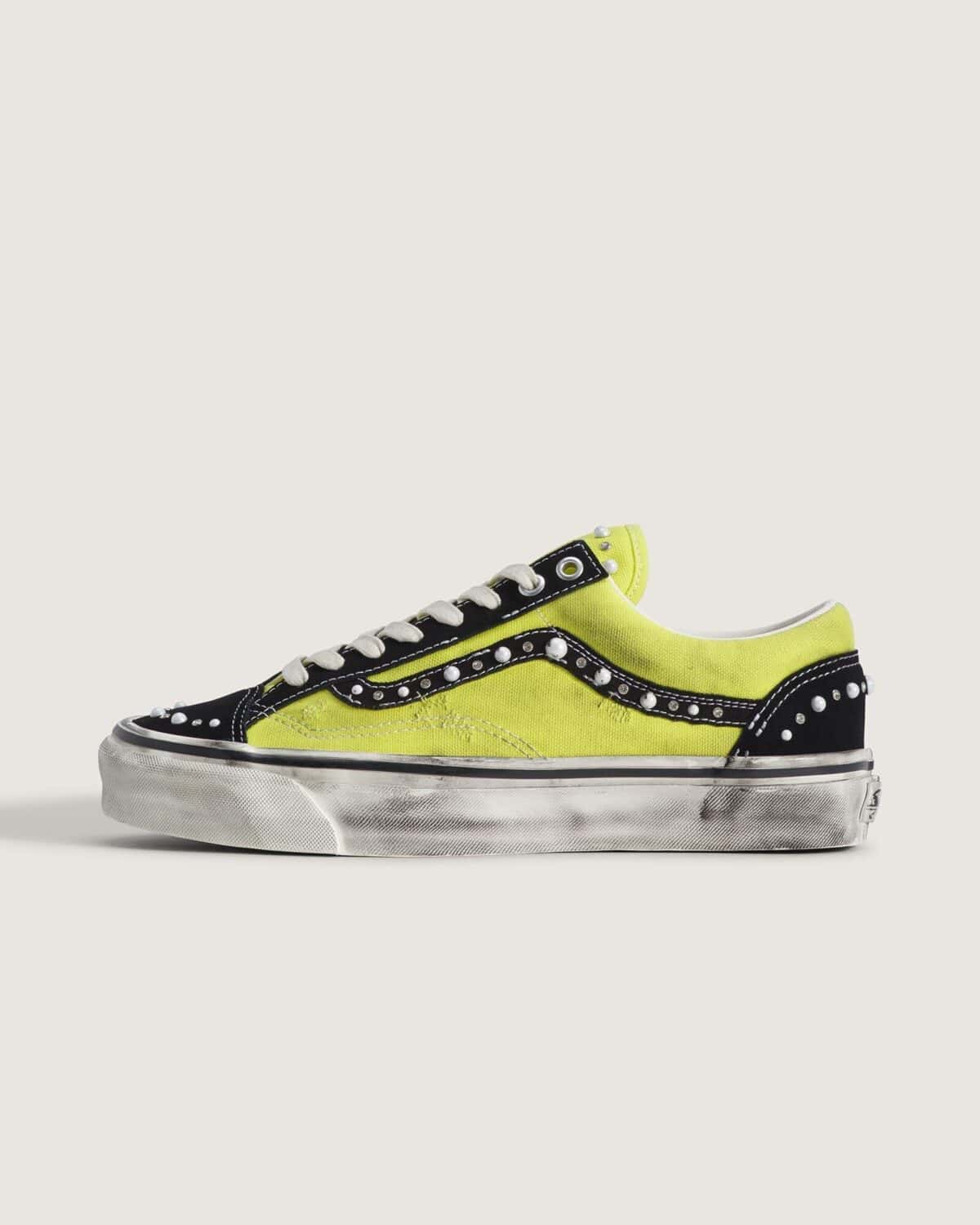 Vans Old Skool 36 Pearlized Lime Pop con costados verde flúor, gamuza negra con perlas y suela envejecida, de perfil sobre fondo claro