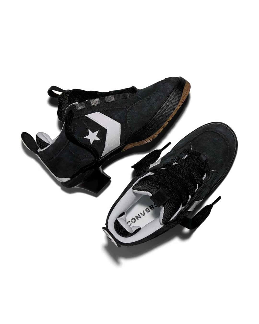 Par de Converse x Vaquera VX-1 Heel negras vistas desde arriba, con la plantilla blanca de Converse y los cordones negros sueltos
