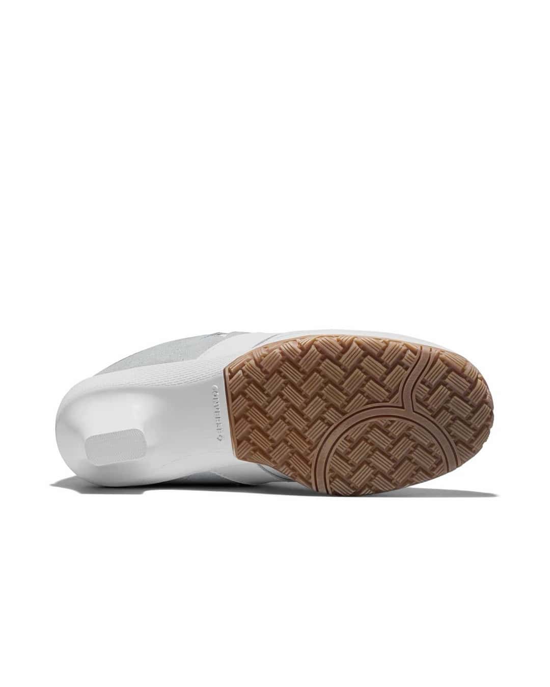 Suela de la Converse x Vaquera VX-1 Heel blanca, con la planta de goma color caramelo con relieve y el taco blanco