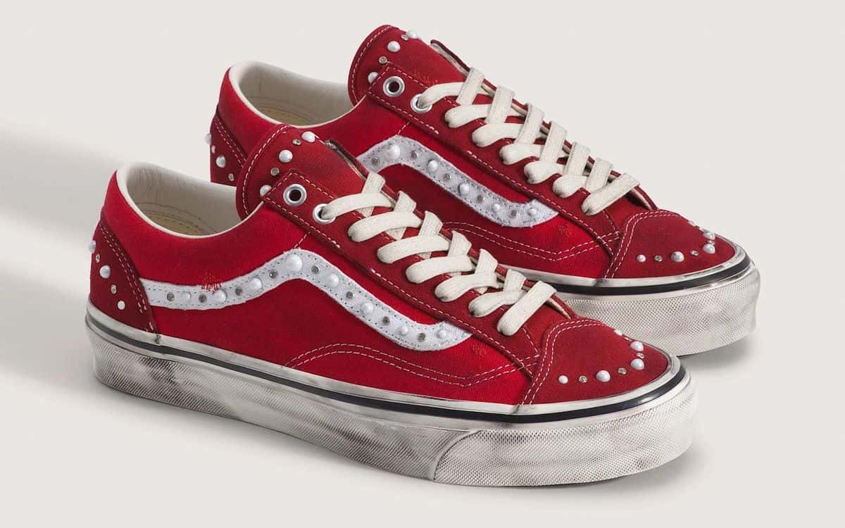 Par de Vans Old Skool 36 Pearlized rojas, con perlas y tachas sobre la franja lateral blanca y entresuela envejecida