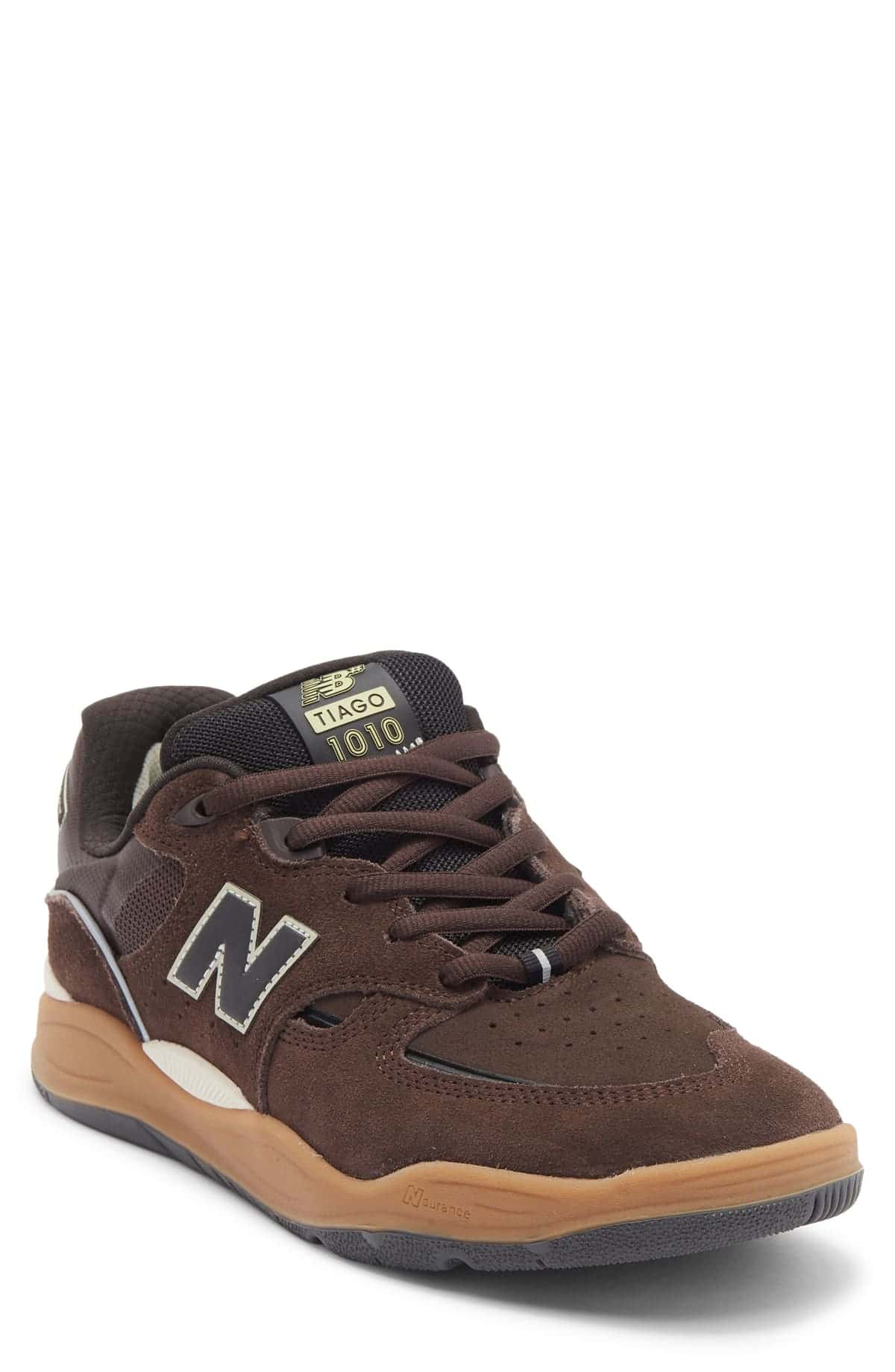 Zapatilla New Balance 1010 Tiago de gamuza marrón con paneles de malla negra, N lateral negra y mediasuela color goma