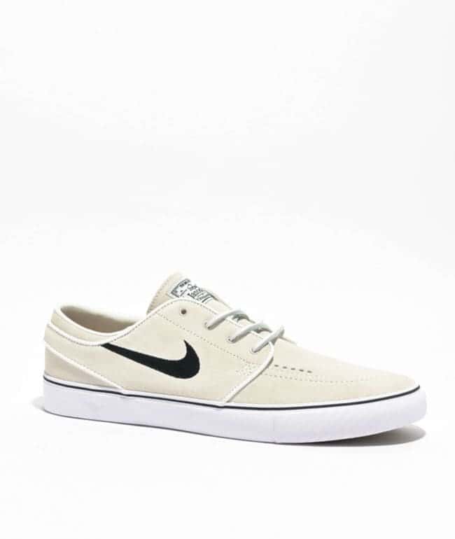 Zapatilla Nike SB Zoom Janoski OG+ de gamuza blanco hueso con swoosh negro y suela vulcanizada blanca