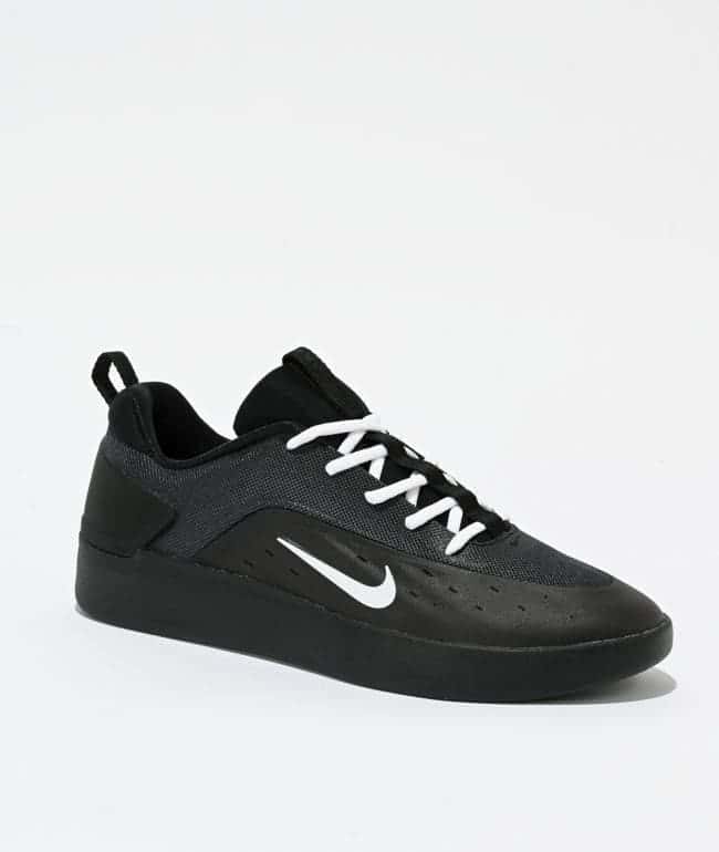 Tenis Nike SB Zoom Nyjah 4 negros con swoosh y agujetas blancas y malla oscura