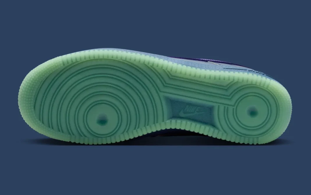 Nike Air Force 1 Low Patent Leather Mystic Navy vista lateral